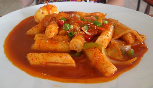 A bowl of tteokbokki