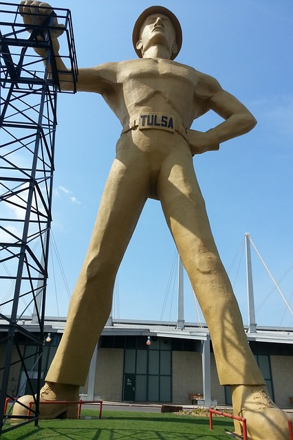 The golden driller statue in tulsa