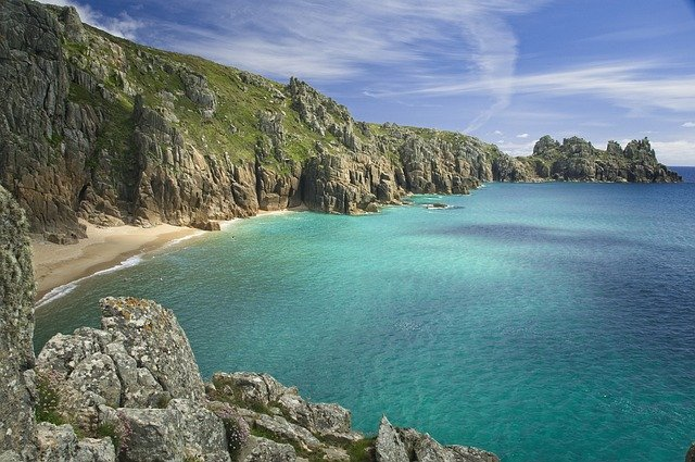 A large body of water in cornwall surrounded by rocks and cliffs