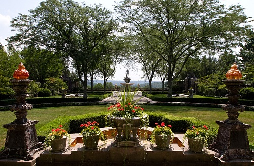 A garden with a fountain in the middle of it in the Kykuit estate