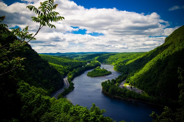 A river flowing through a valley surrounded by mountains and trees in Delaware Water Gap National Recreation Are