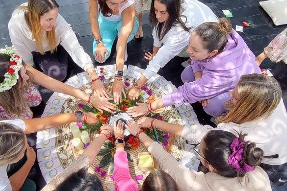 Comunidad de Cuatro Almas reunida alrededor de un círculo ceremonial