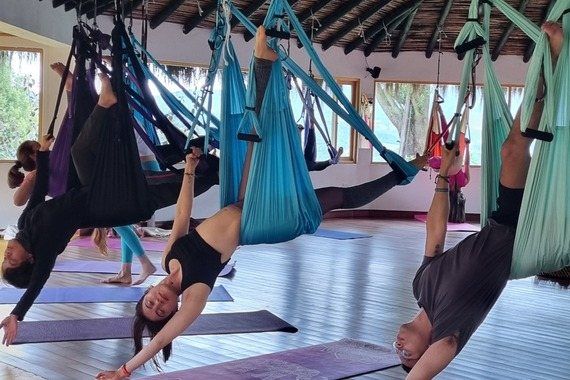Alumnas practicando aeroyoga en Cuatro Almas
