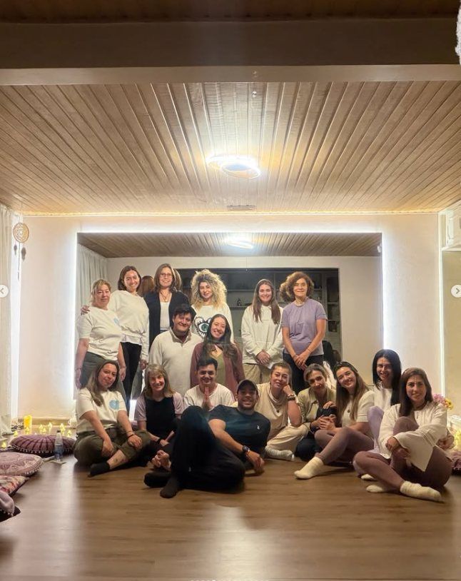 Comunidad reunida en un encuentro de bienestar de Cuatro Almas