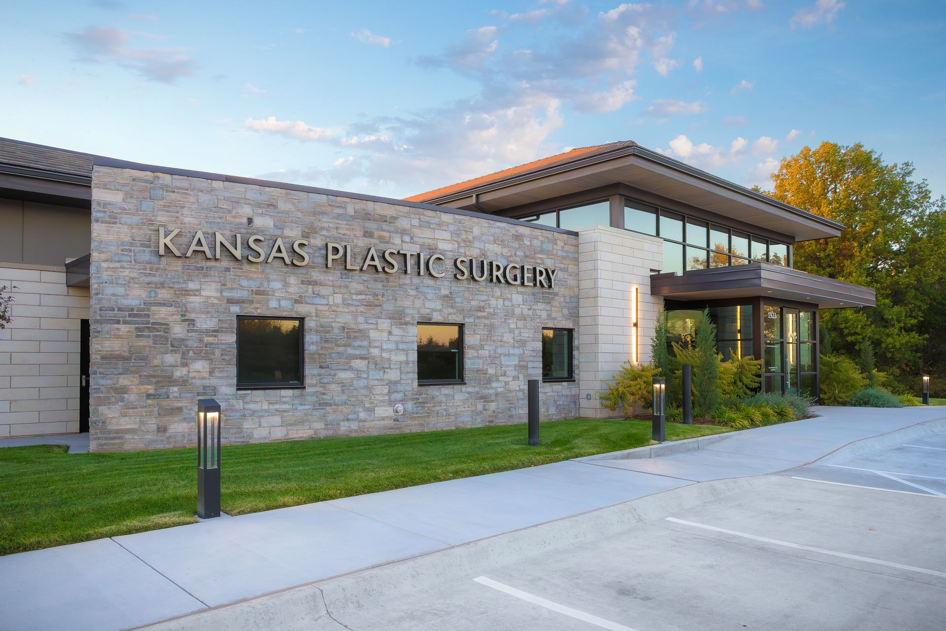 Cottonwood Masonry Unit Veneer - Long Lengths - Blasted Face
used at Kansas Plastic Surgery