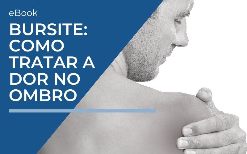 Um homem está segurando seu ombro com as palavras bursite como tratar a dor no ombro abaixo dele