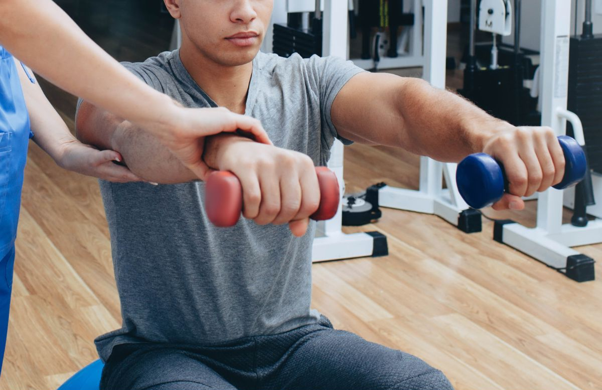 Fortalecimento após epicondilite lateral: quando começar e como fazer com segurança