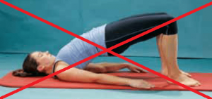 Uma mulher está fazendo uma pose de ponte em um tapete de ioga