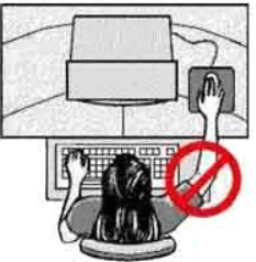Uma mulher está sentada em uma mesa usando um teclado e mouse de computador.
