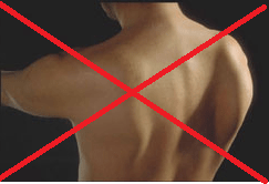 As costas de um homem estão riscadas com uma linha vermelha