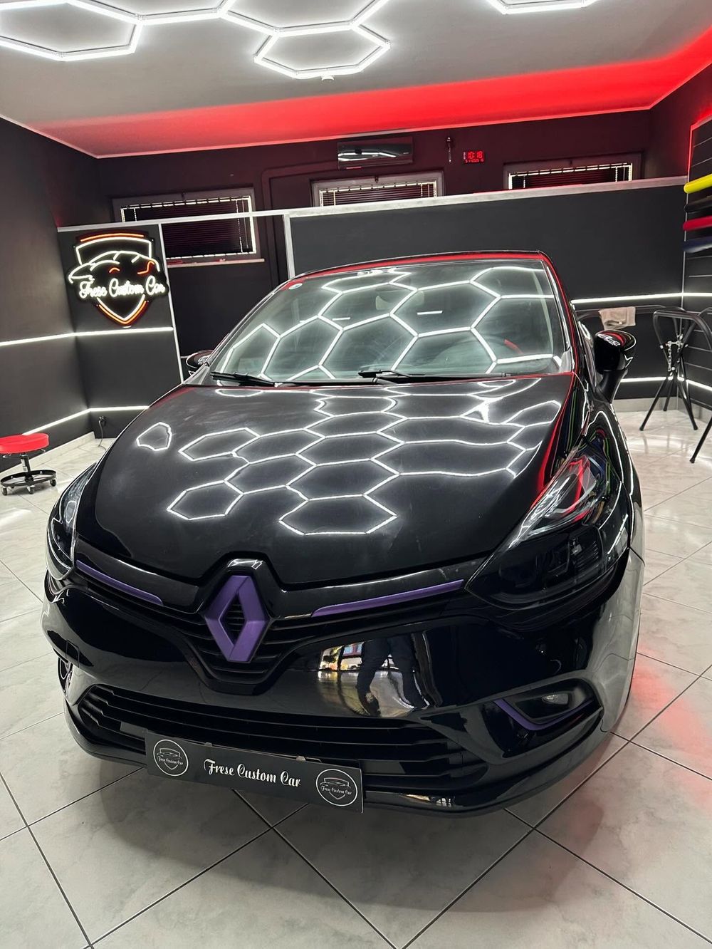Quattro riprese dell'interno di un'auto con sedili rossi e neri.