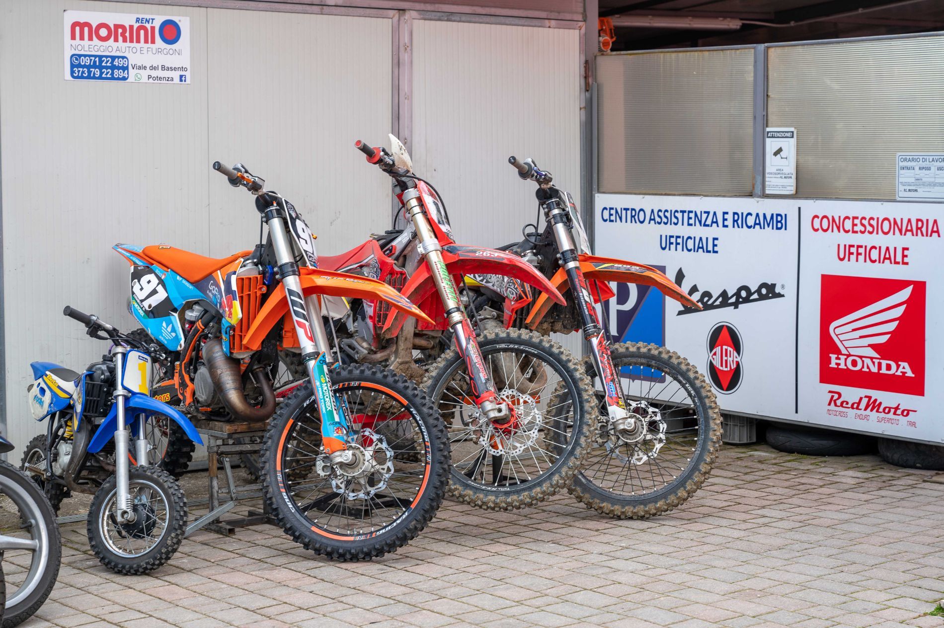 esposizione di moto da cross in vendita