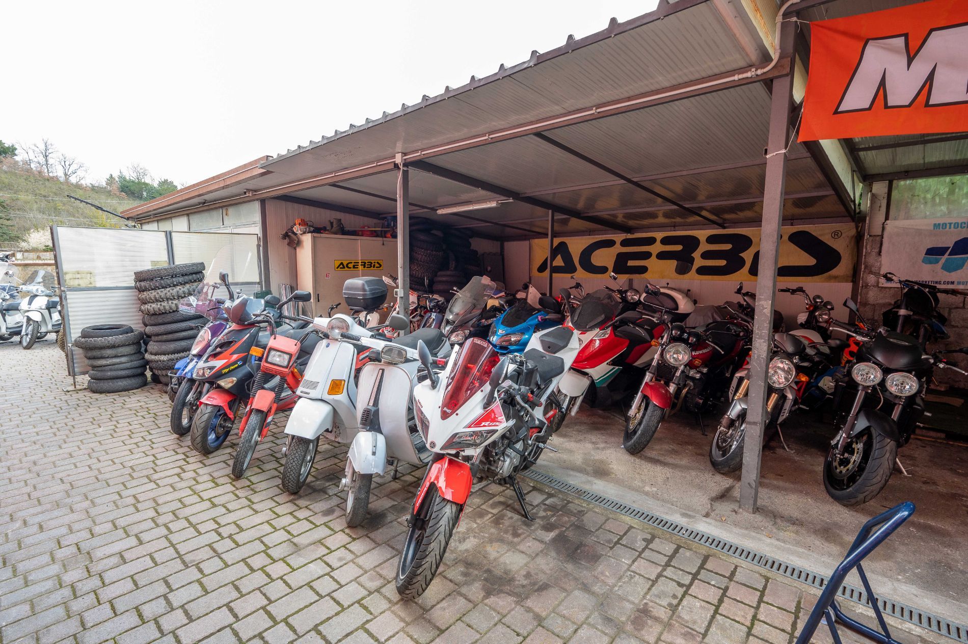 esposizione di moto in vendita