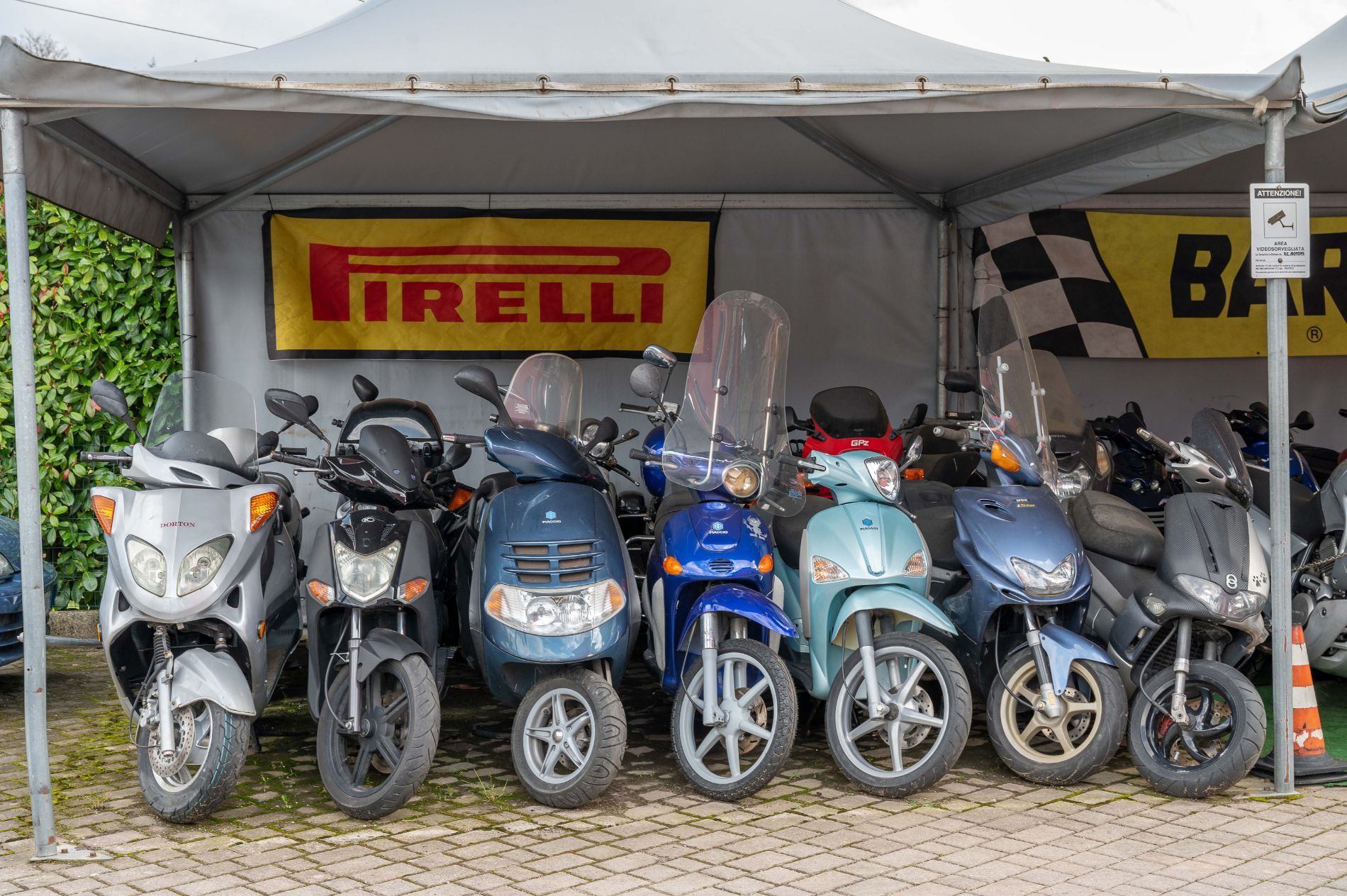 fila di scooter in vendita
