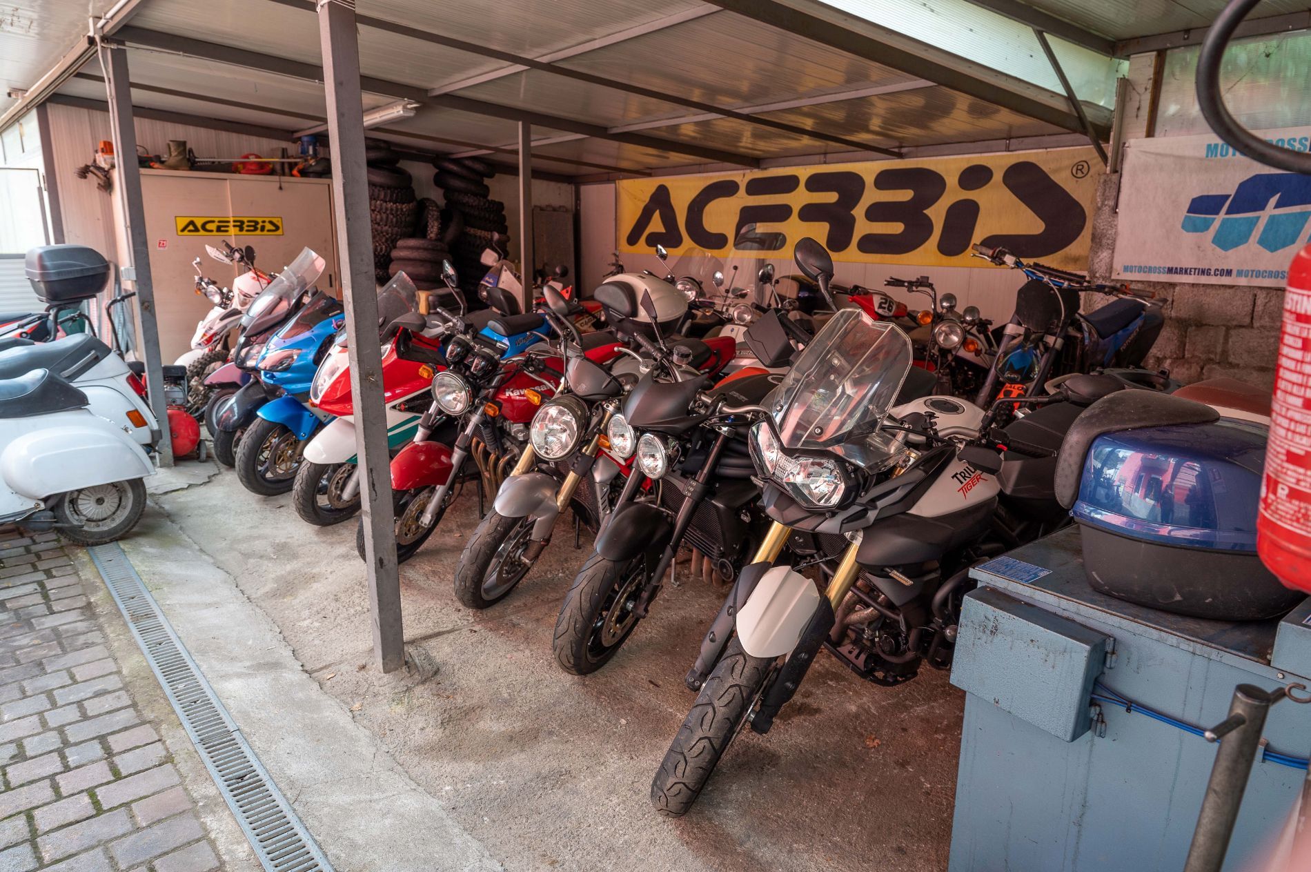esposizione di motocicli nuovi e usati in vendita