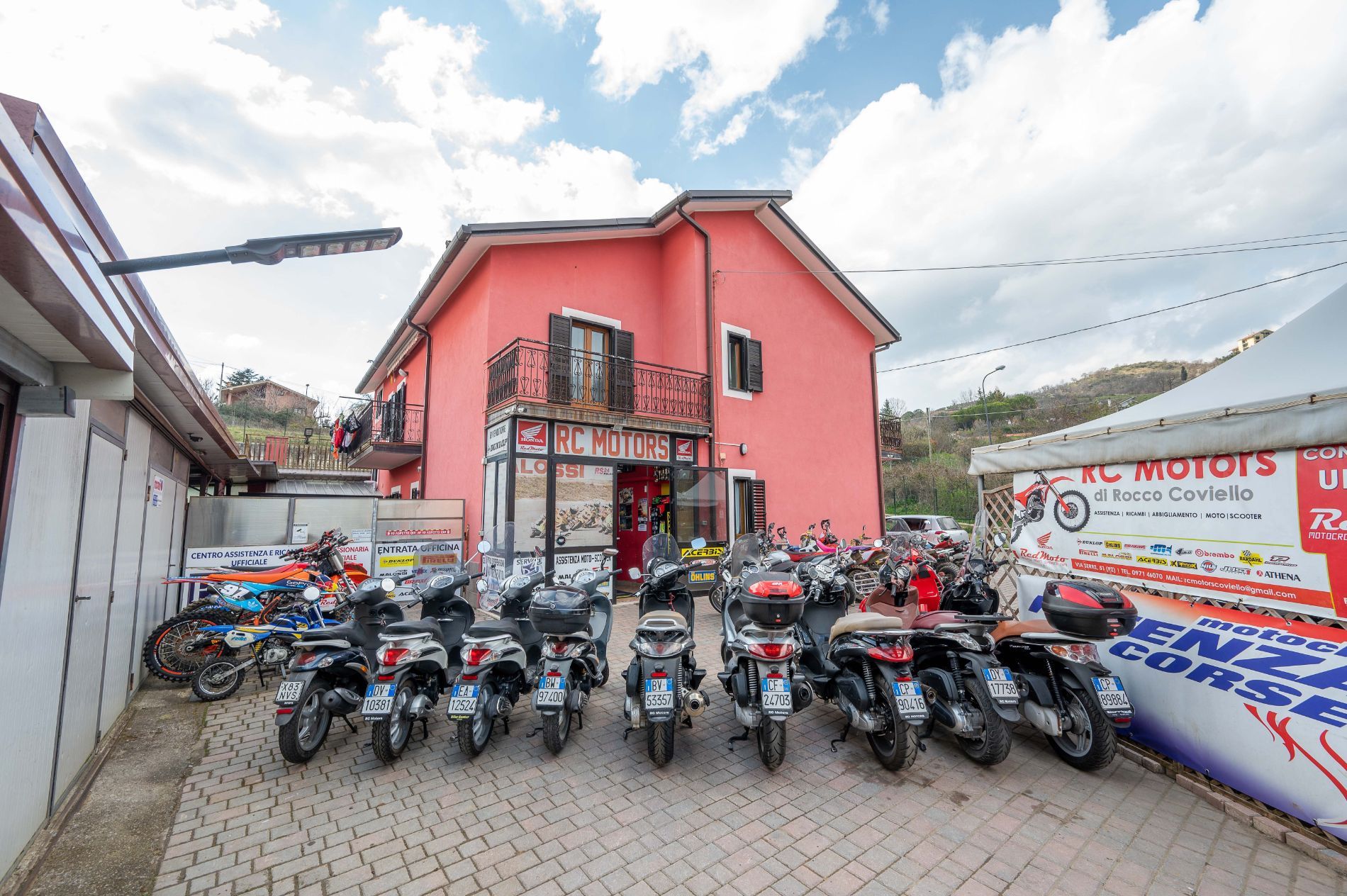 esposizione di moto in vendita davanti l'officina