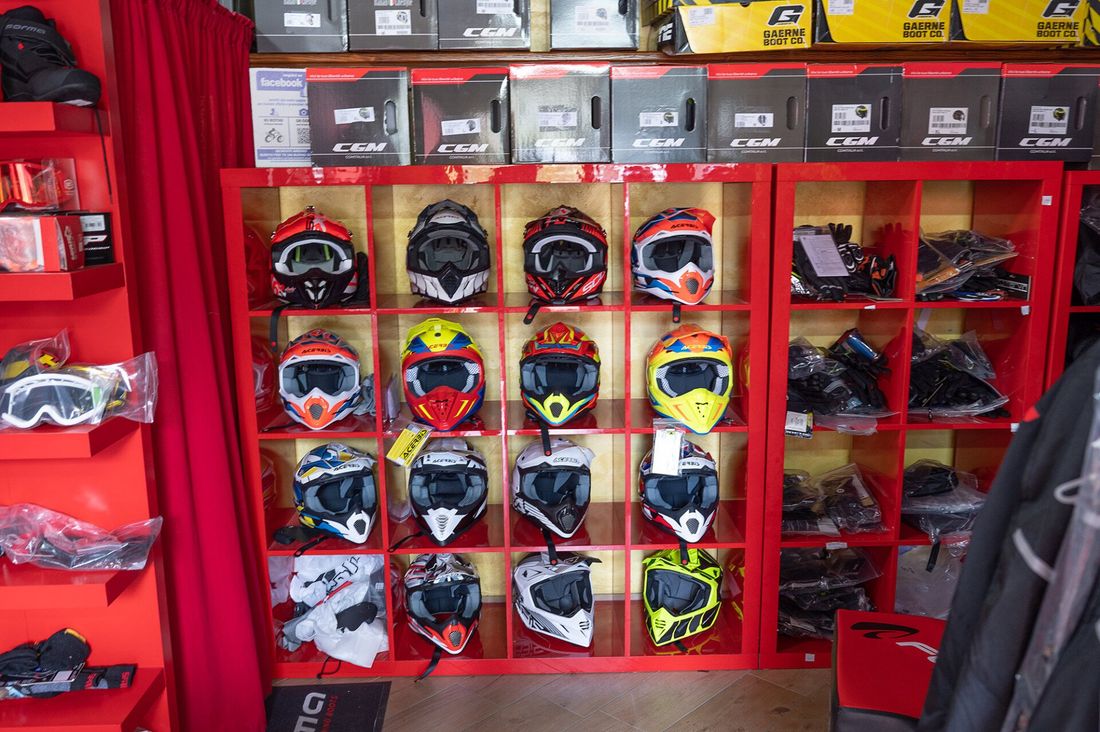 scaffale con caschi per moto