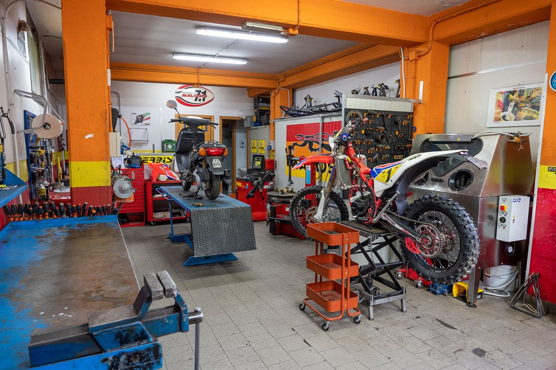 interno officina autorizzata piaggio