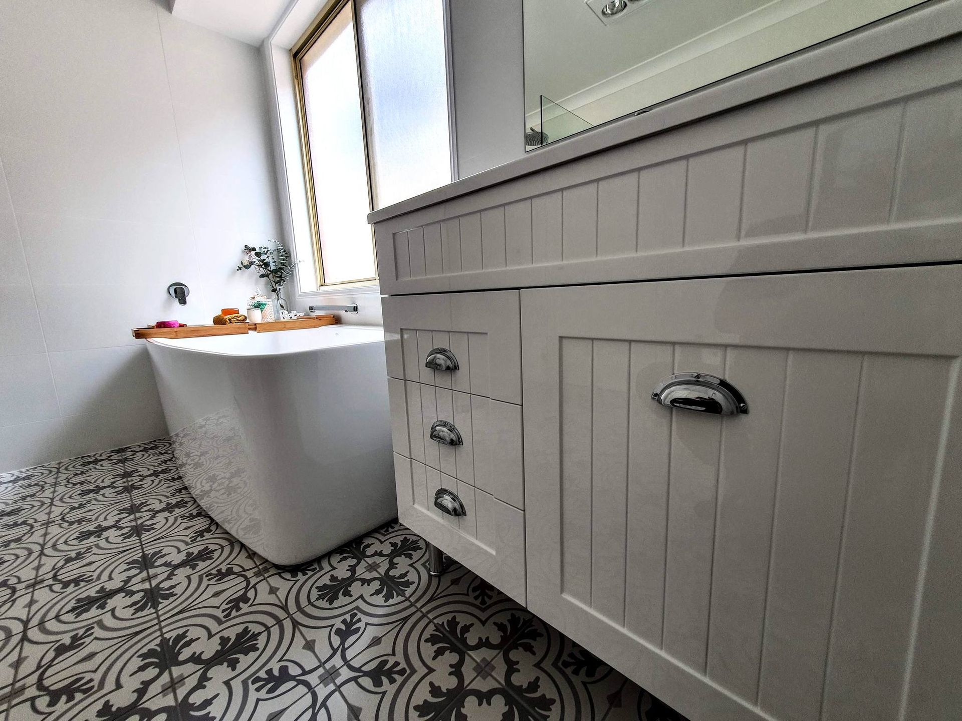 A bathroom with a bathtub, sink and vanity.