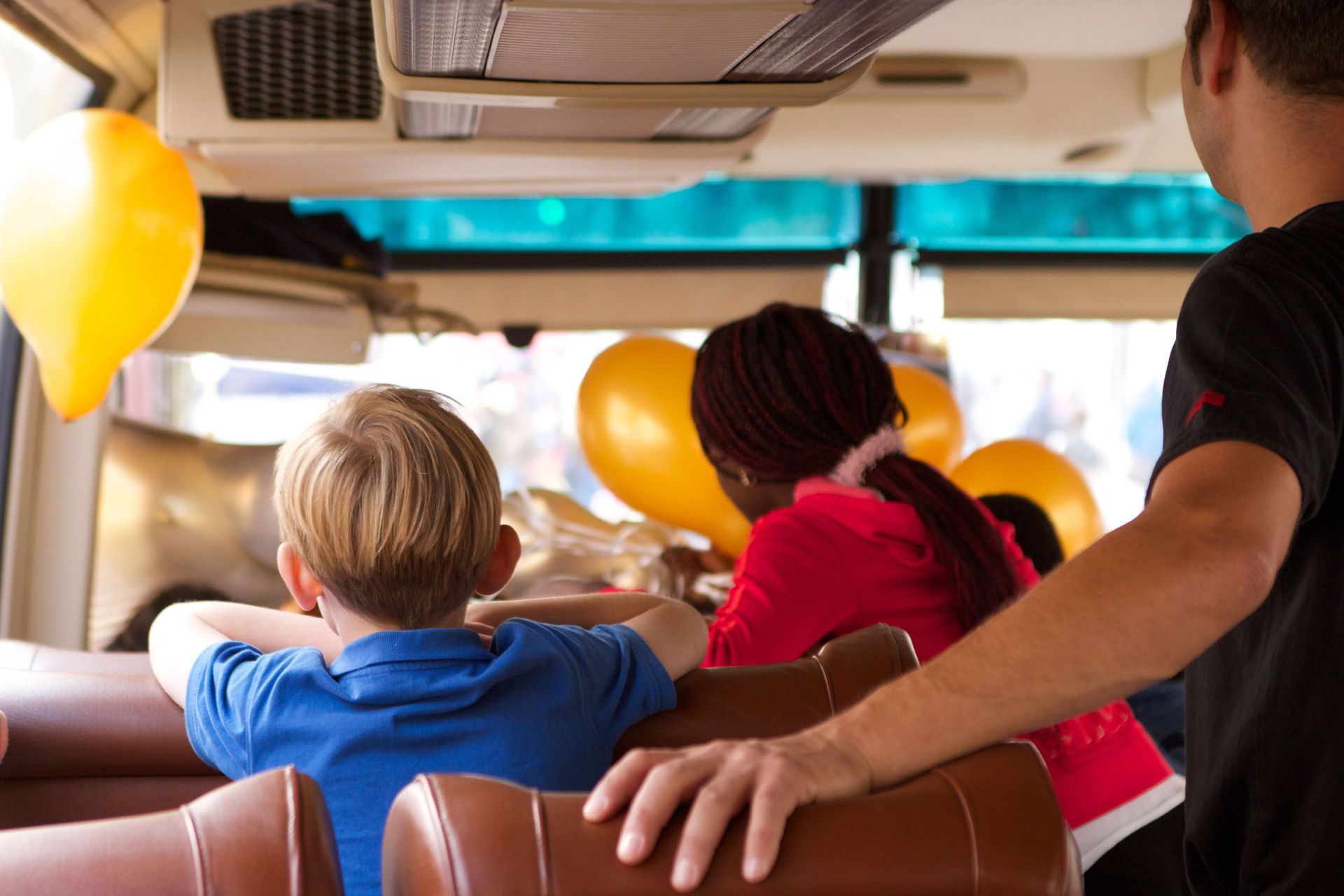 Eine Klassenfahrt ist ein Höhepunkt in einem Schuljahr. Damit sie ein schönes Erlebnis ist und bei den Schülern lange in schöner Erinnerung bleibt, ist eine gute Planung wichtig. Eine Klassenfahrt mit dem Bus verläuft stressfrei und ohne Umsteigen. Schüler und Betreuer reisen komfortabel und kommen entspannt ans Ziel. Was braucht man für eine Klassenfahrt? Mieten Sie bei uns einen Bus, kommen Sie Ihrem Ziel ein großes Stück näher. Gerne empfehlen wir Ihnen Ausflugsziele und unterstützen Sie bei der Routenplanung.