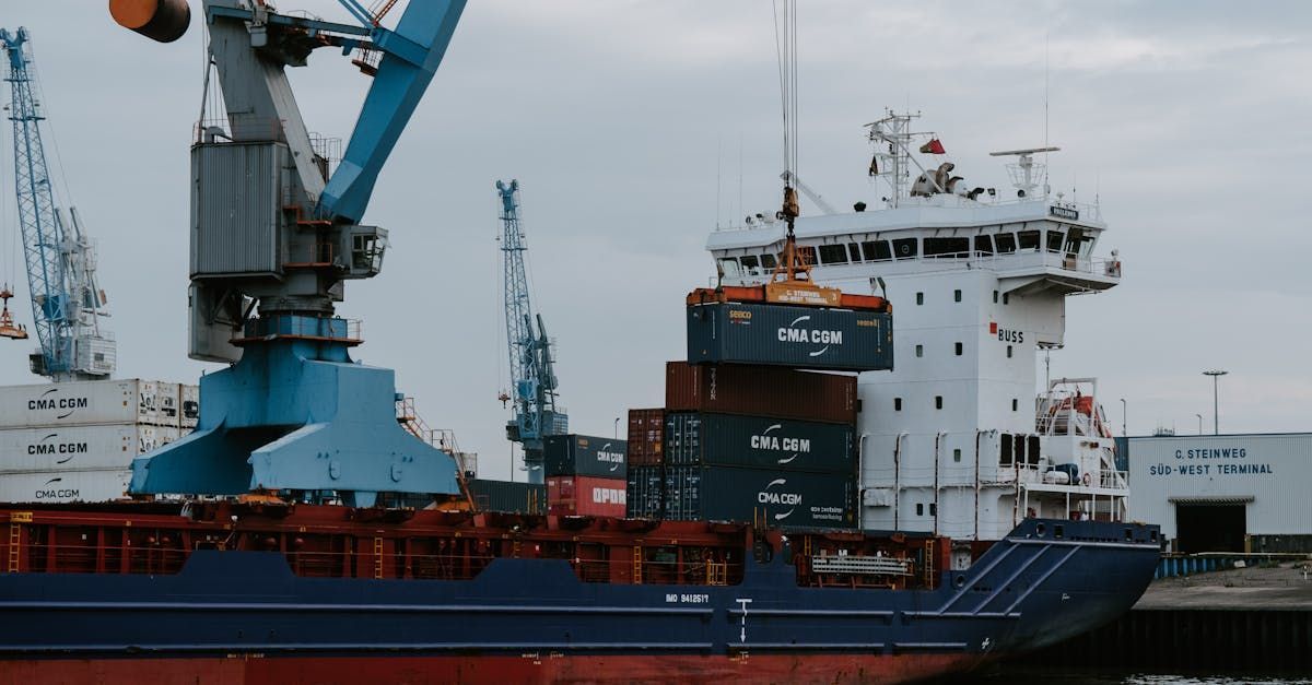 Een groot vrachtschip ligt aangemeerd in een haven.