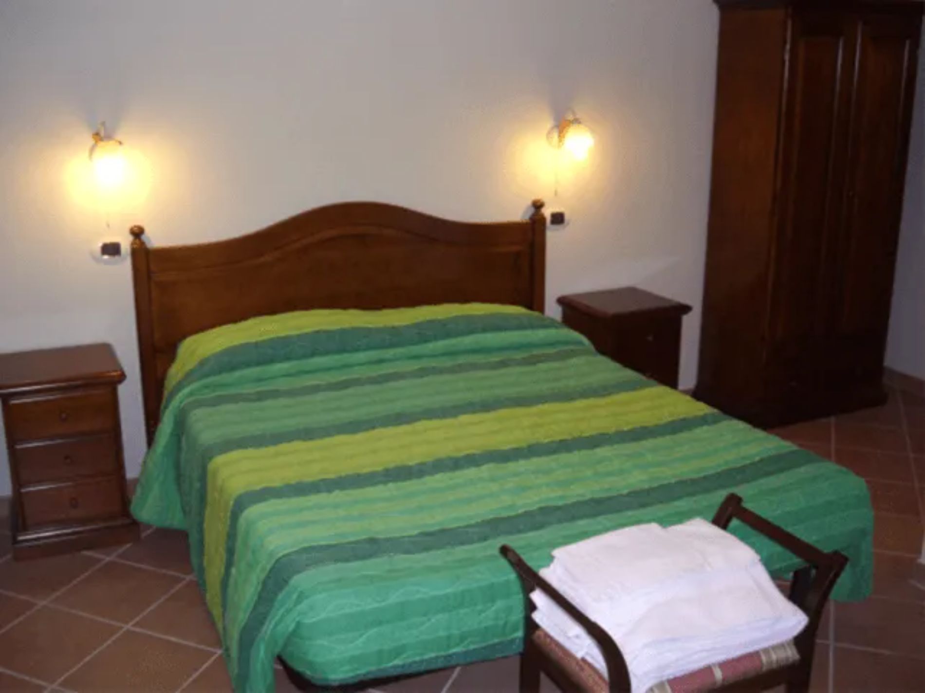 camera con letto matrimoniale