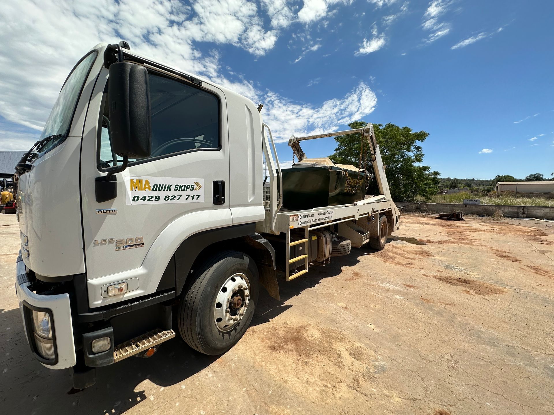 Skip bin hire Griffith NSW – MIA Quikskips truck delivering skip bin to Goolgowi