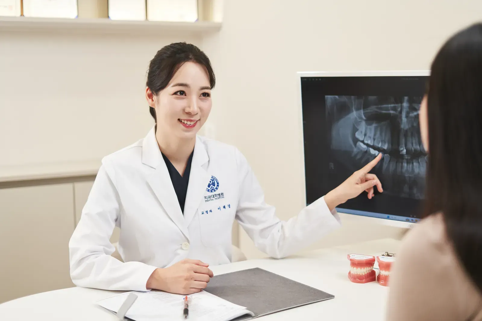 Dr. Sally Chaekyung Lee explaining examination results to a patient at Yonsei Baro, Seoul