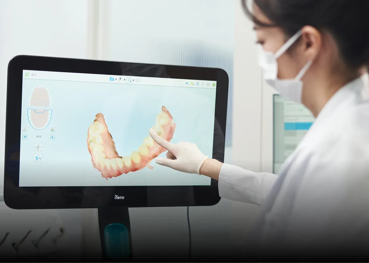 Reviewing a 3D scan during orthodontic diagnosis at Yonsei Baro Orthodontics & Pediatric Dentistry, Seoul