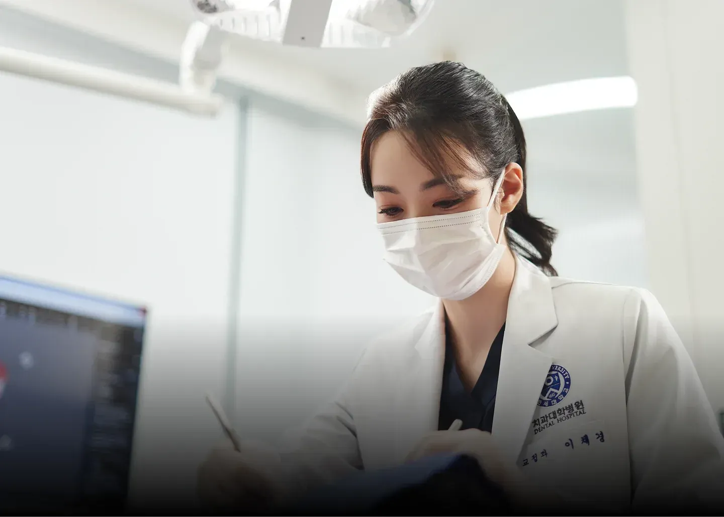 Dr. Sally Chaekyung Lee treating an orthodontic patient in the treatment area at Yonsei Baro, Seoul