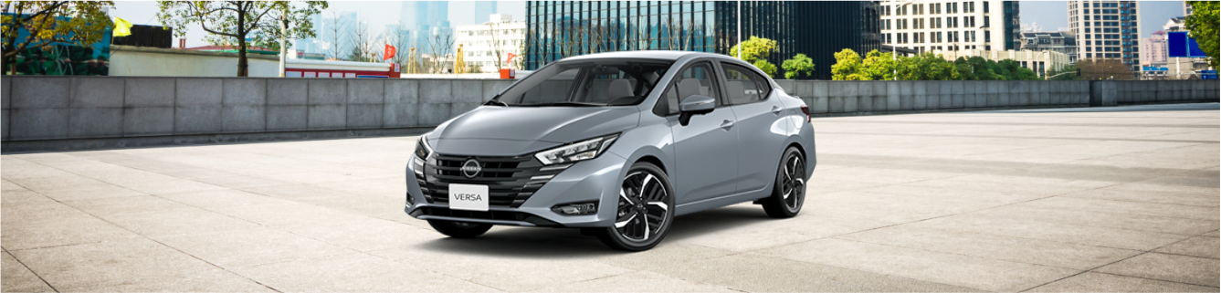Um Nissan Almera está estacionado num estacionamento em frente a uma cidade.
