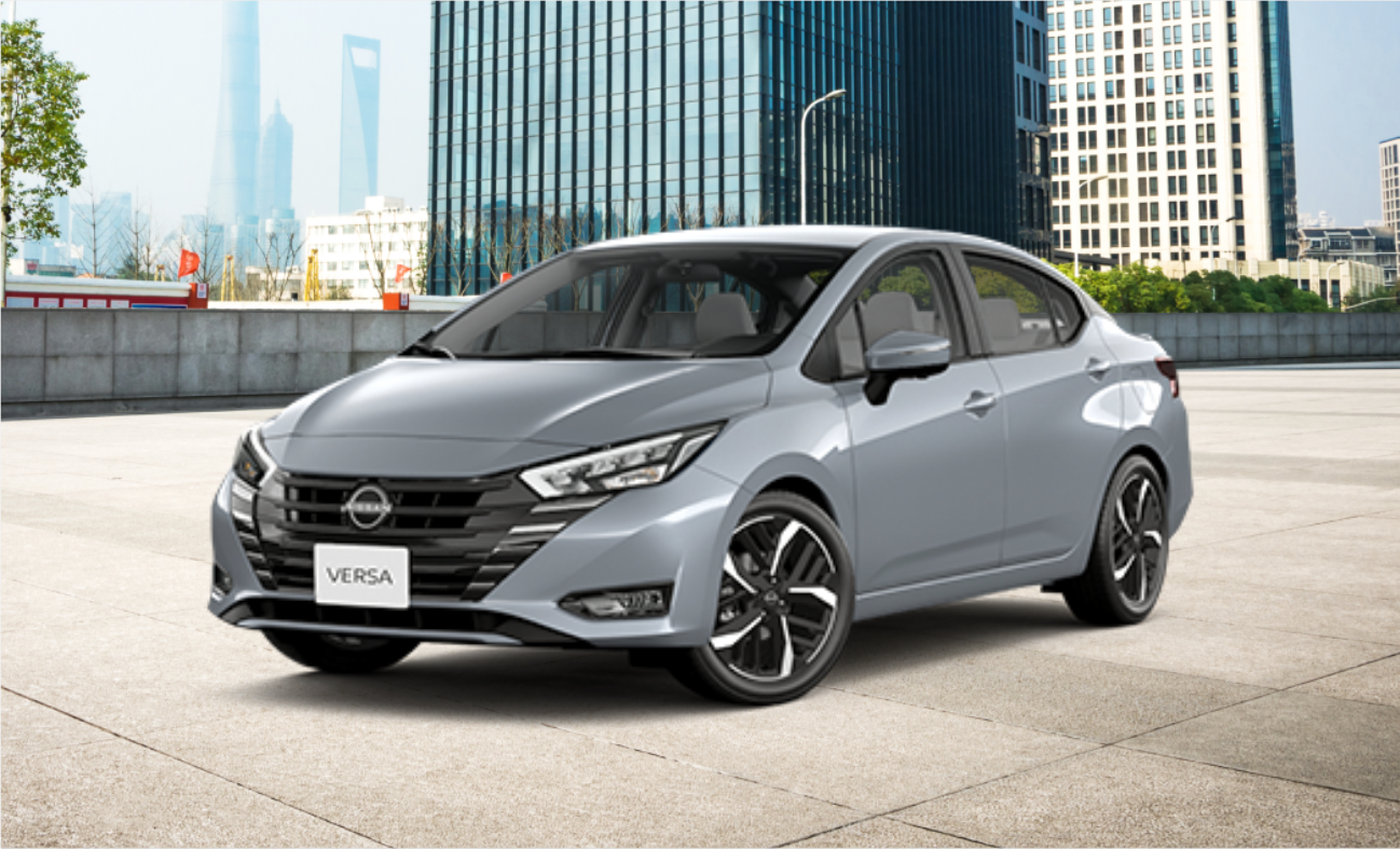 Um Nissan versa está estacionado em frente ao horizonte de uma cidade.