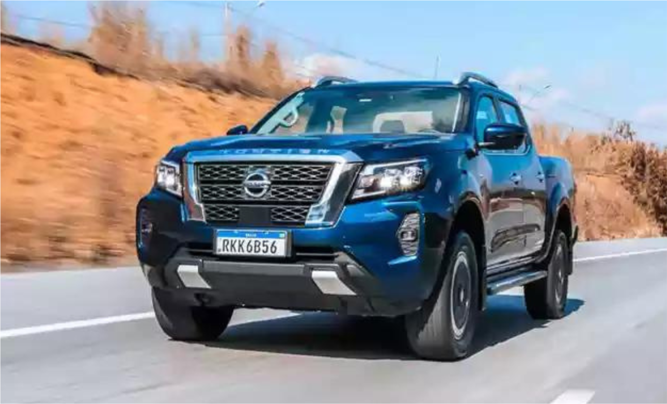 Uma caminhonete Nissan azul está dirigindo por uma estrada.