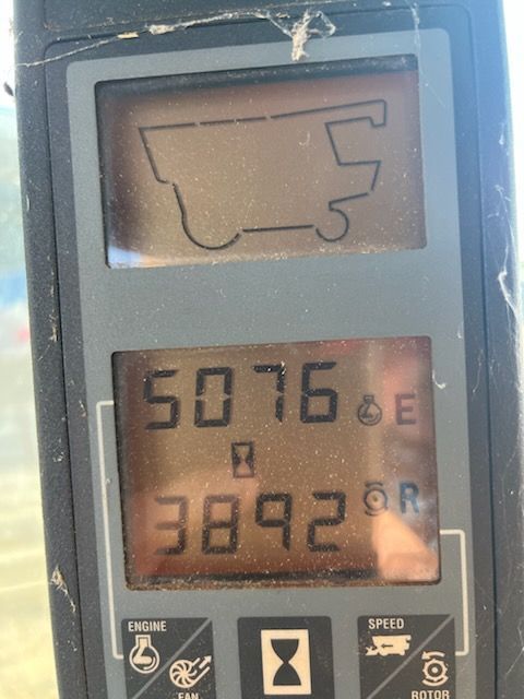 Close-up of a black digital display showing 5076 and 3892 with an engine icon above.