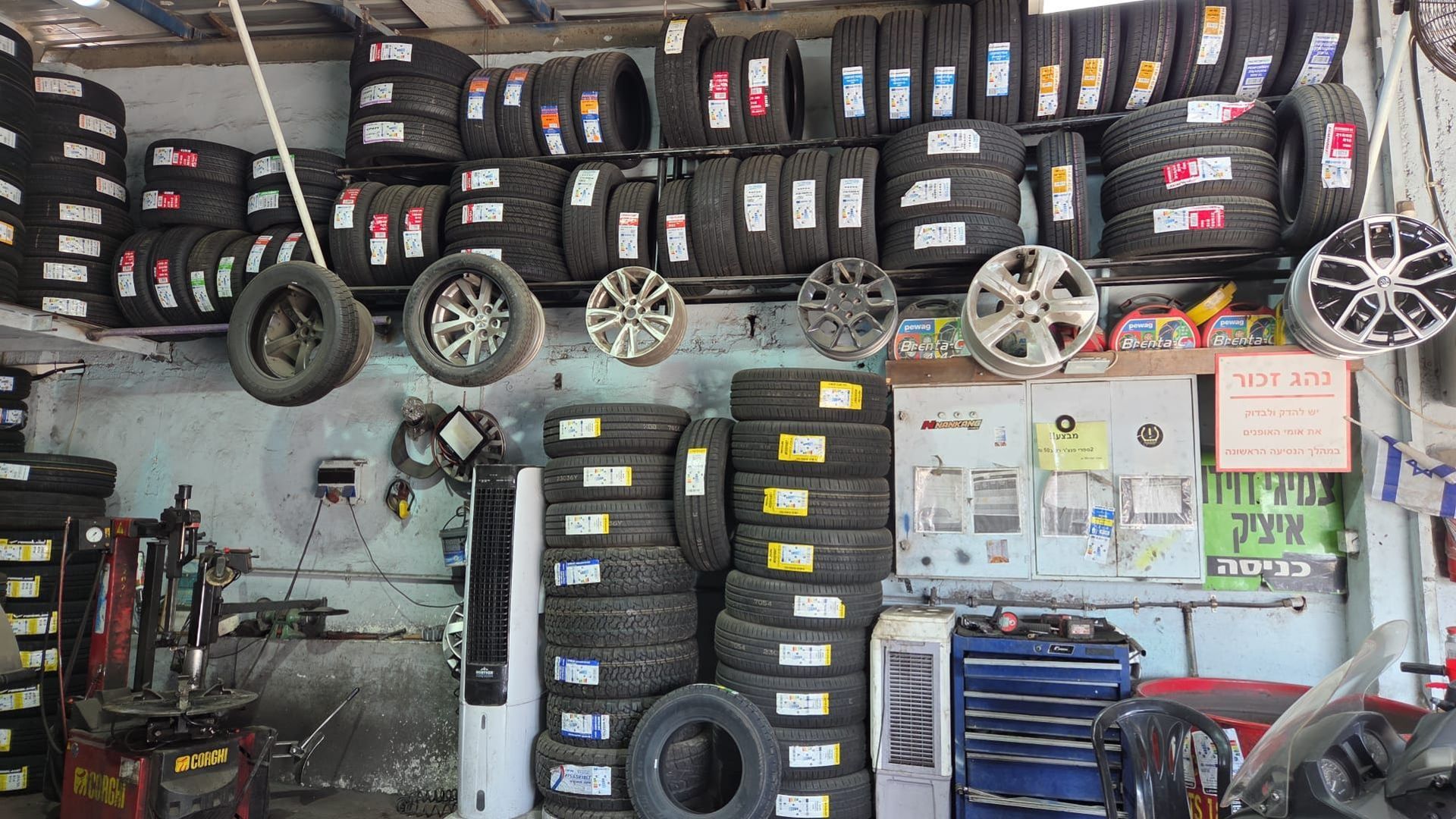 מלאי צמיגים וחישוקים בתוך הסדנה המשמשים עבור תיקון פנצ'ר בירושלים והחלפת גלגלים.