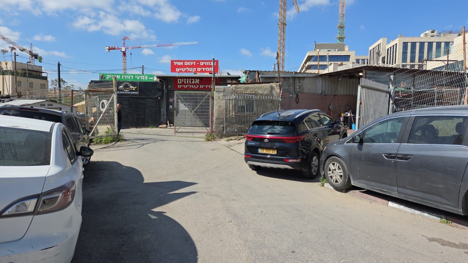 רכב לקוח בכניסה אל מתחם סדנת העבודה של פנצ'ריה בירושלים.