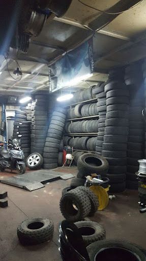 עמדת עבודה וציוד מקצועי לאיזון גלגלים בתוך פנצ'ריה בירושלים.