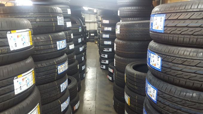 שורות של צמיגים חדשים במלאי המוכנים עבור שירותי תיקון פנצ'ר בירושלים והחלפת צמיגים