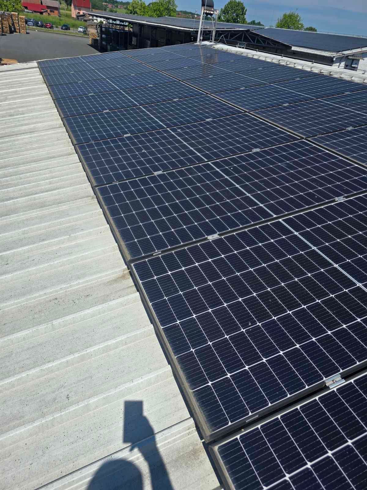 Zaprljani solarni paneli na objektu drvne industrije u Moslavini