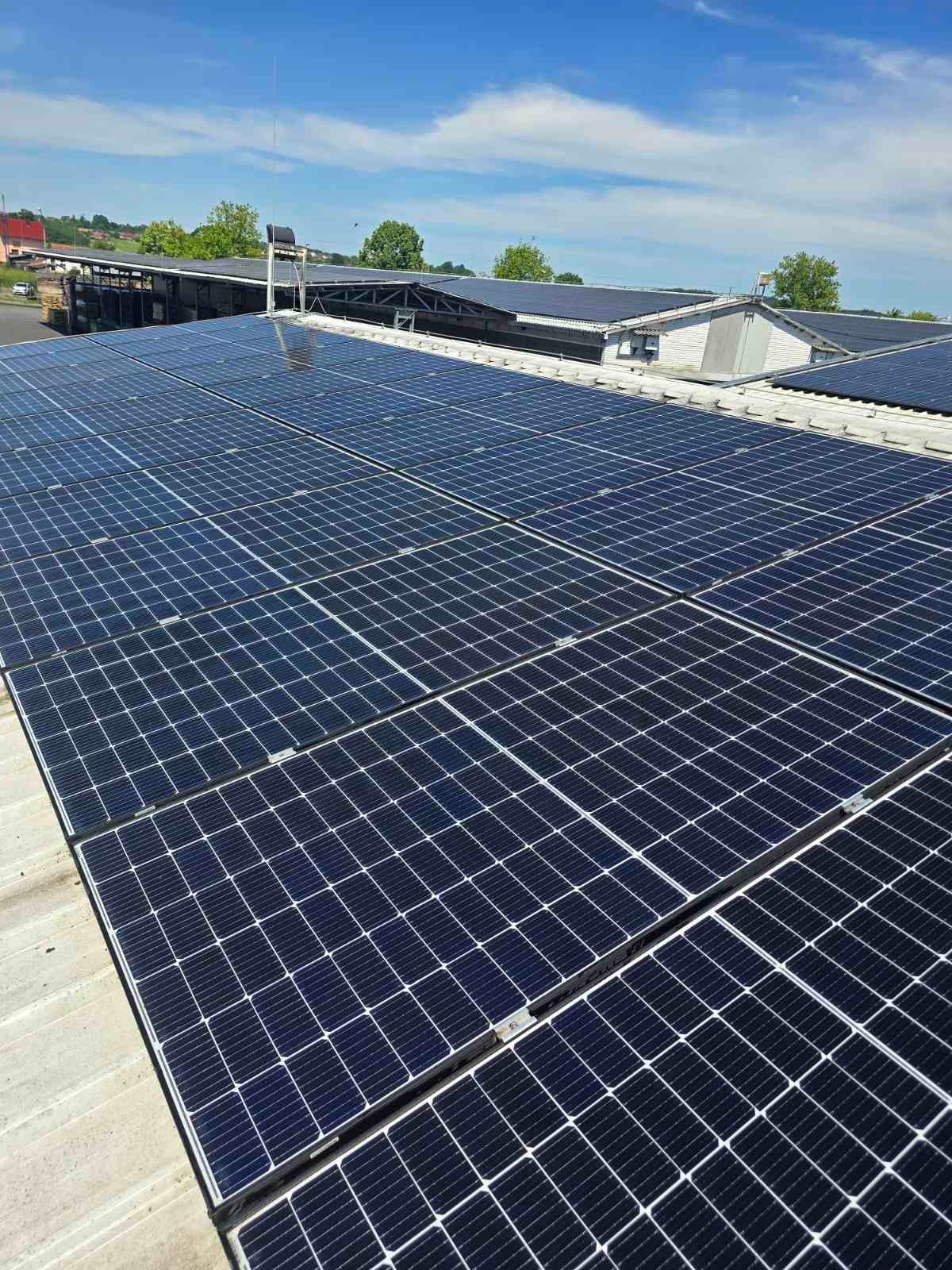 Solarni paneli na objektu drvne industrije nakon profesionalnog čišćenja