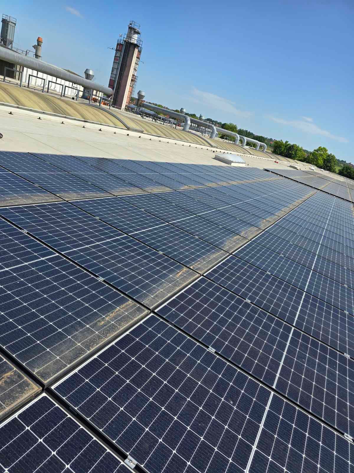 Nakupljena nečistoća uz donje rubove solarnih panela vrlo malog nagiba