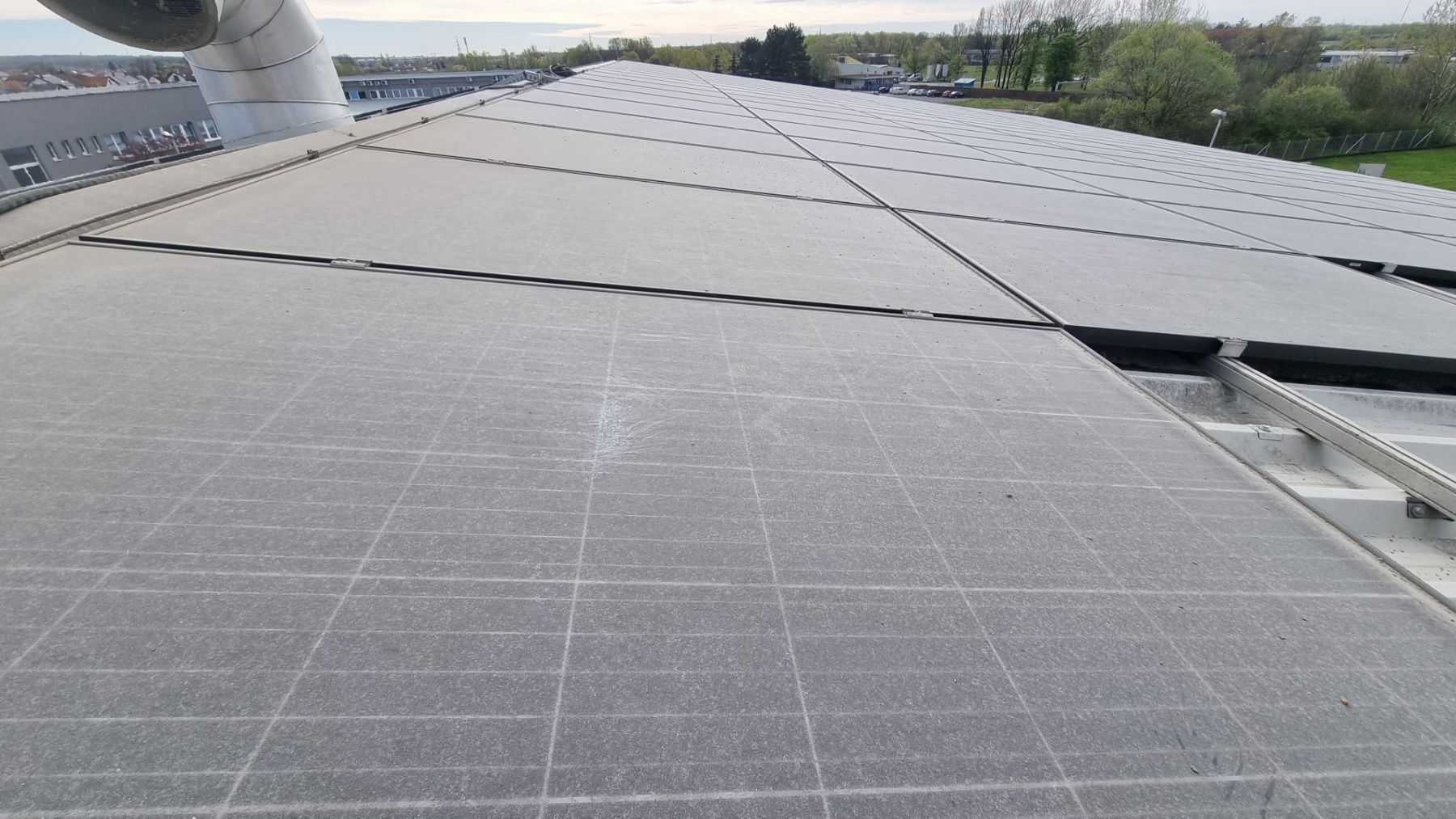Čišćenje solarnih elektrana na peradarskim farmama u okolici Zagreba – prije i poslije pranja