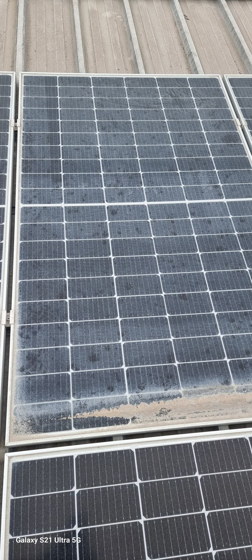 Čvrsto vezane naslage prašine i finih čestica na solarnim panelima
