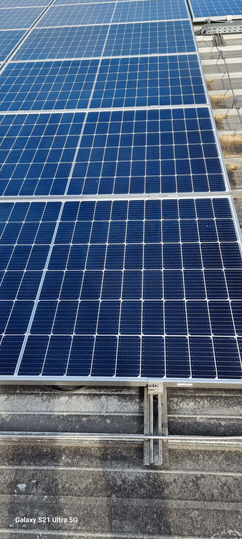 Čista površina solarnih panela nakon robotskog čišćenja elektrane od 3.300 m²