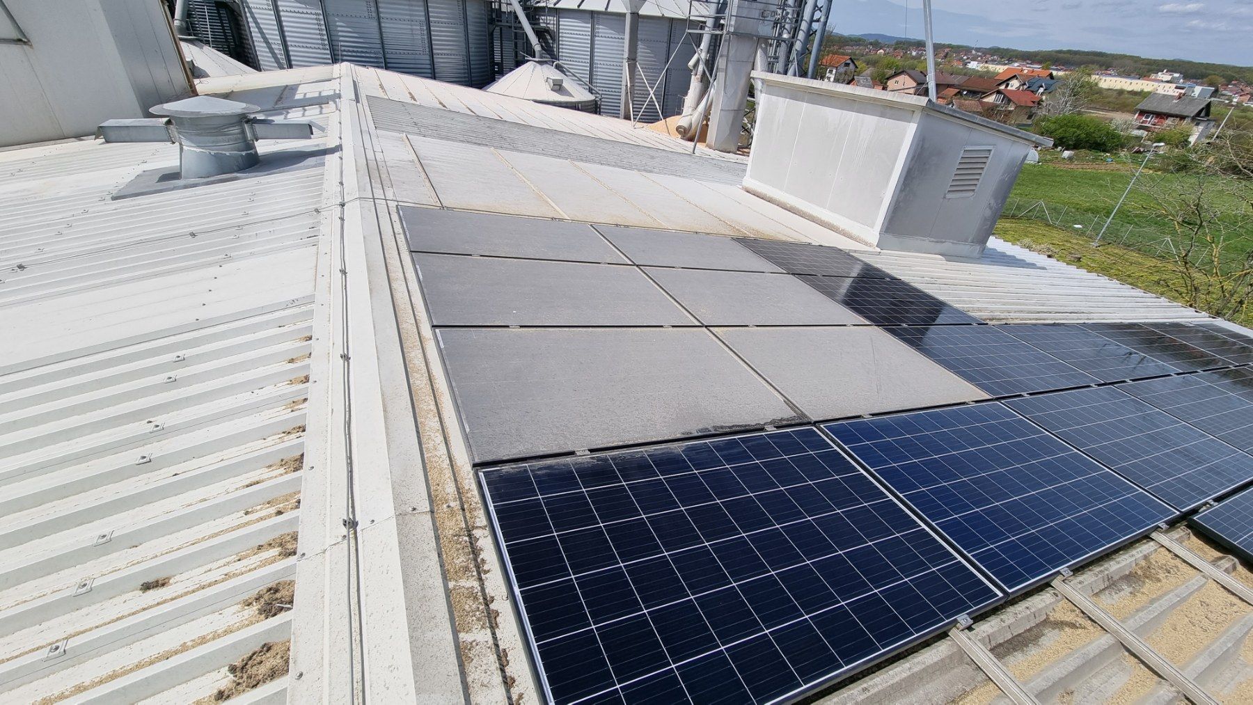 Jako zaprljani solarni paneli na objektima peradarske industrije u procesu pranja