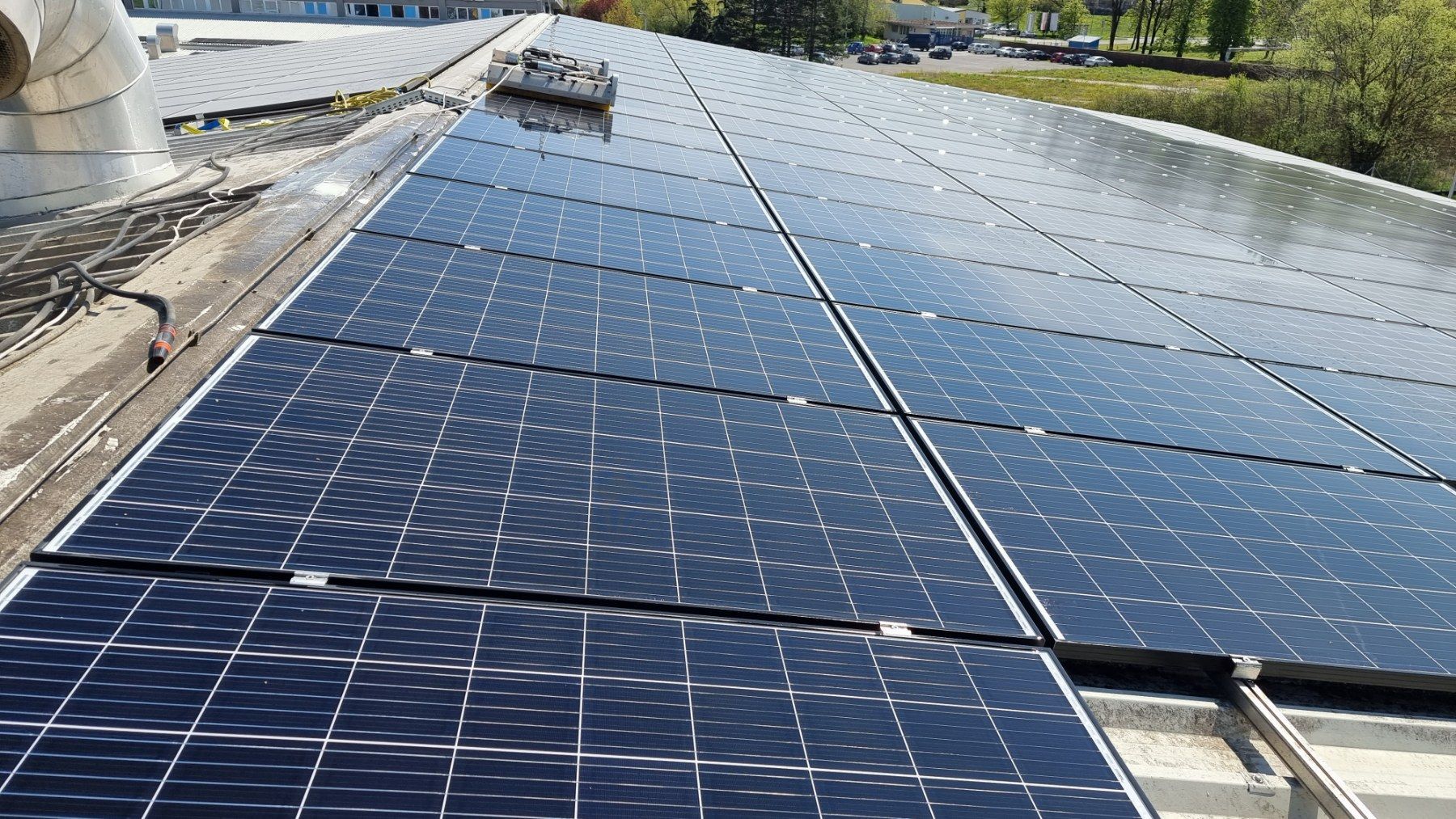 Solarni paneli na objektima peradarske industrije nakon profesionalnog čišćenja