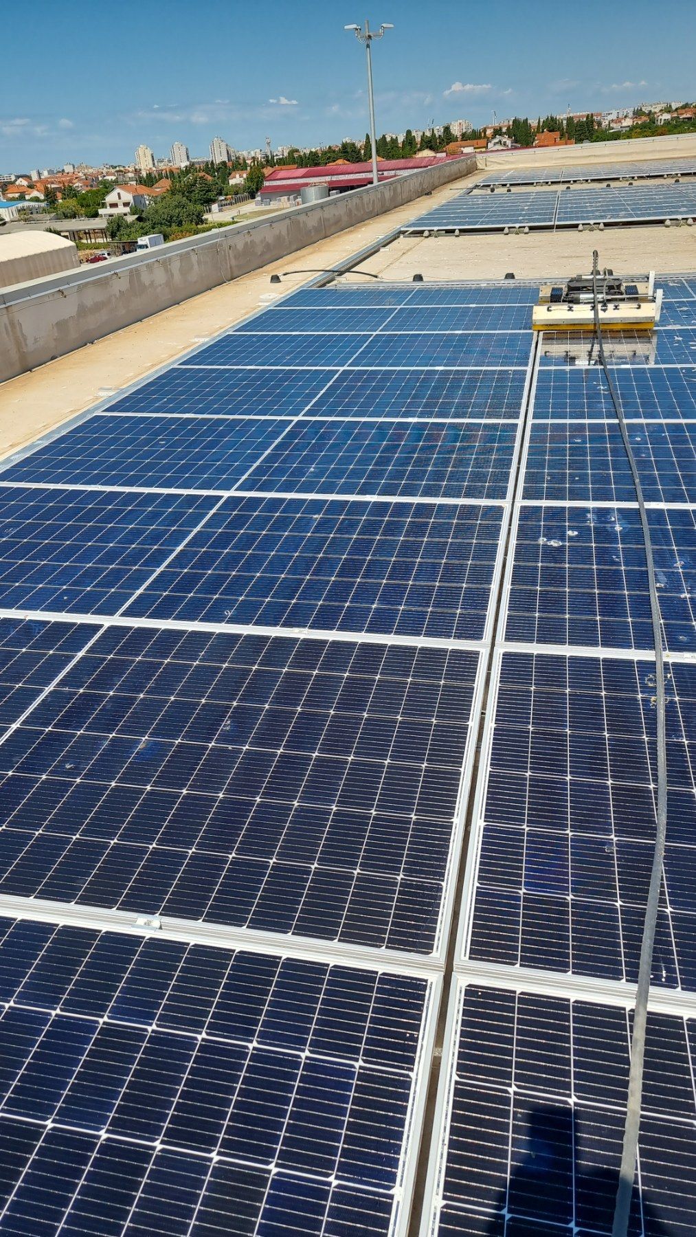 Solarna elektrana površine 2.200 m² za vrijeme profesionalnog čišćenja