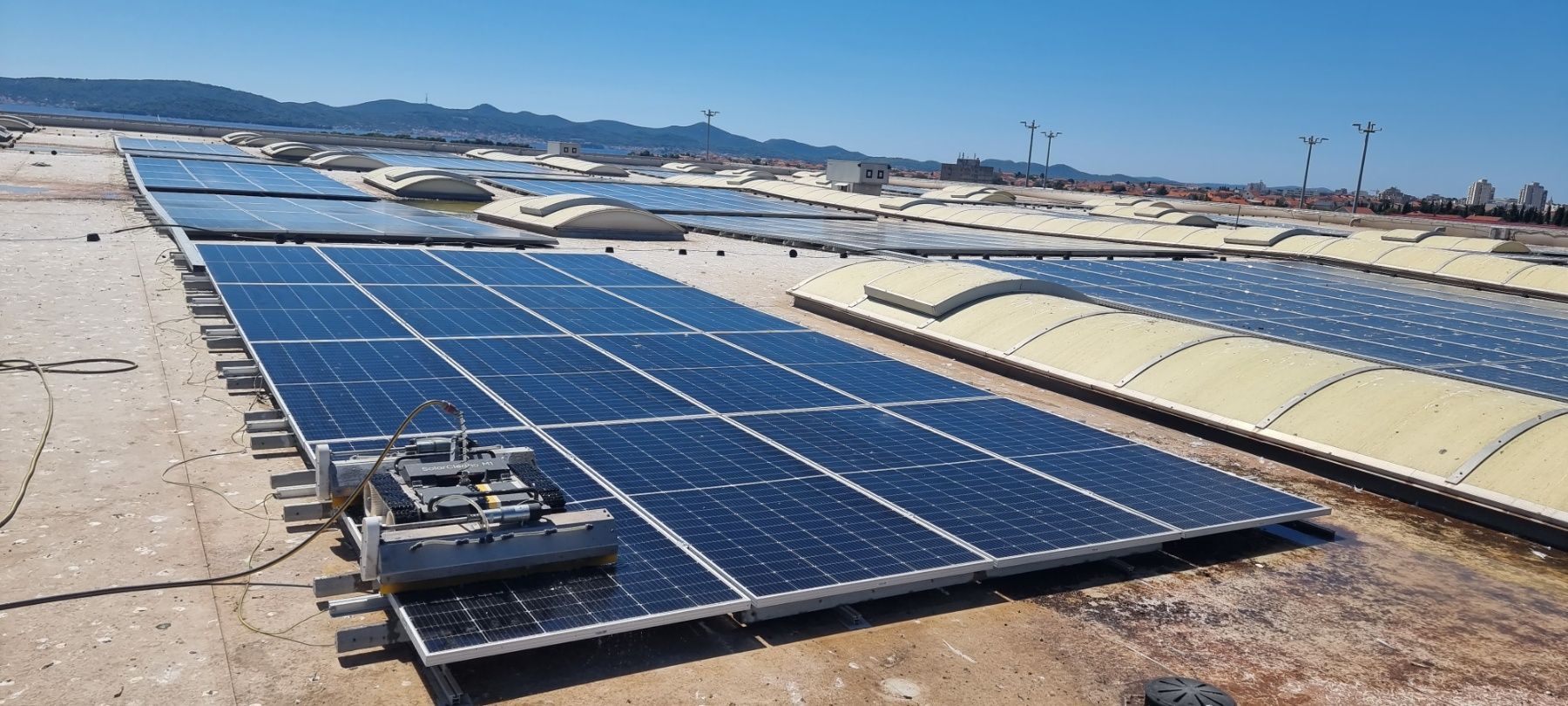 Solarni paneli trgovačkog centra nakon profesionalnog robotskog čišćenja