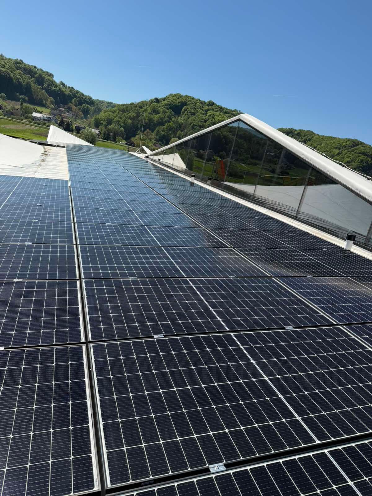 Čista površina solarne elektrane od 6.000 m² nakon čišćenja