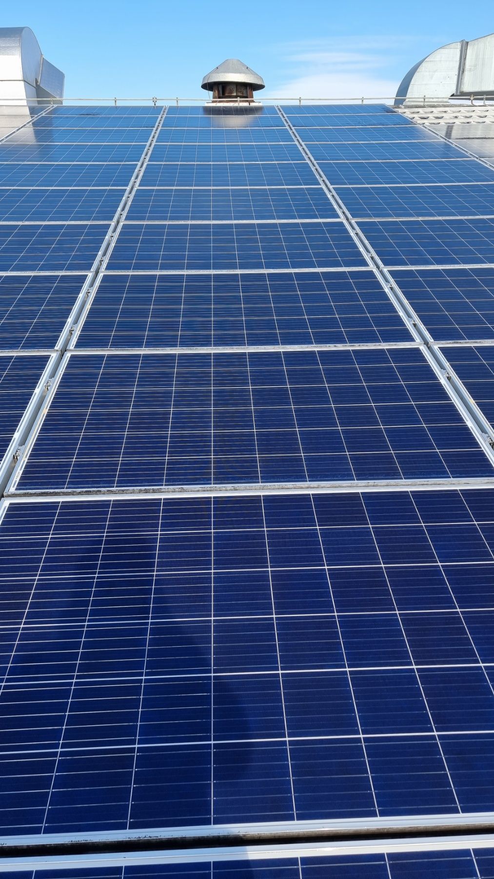 Čista površina solarne elektrane od 2.700 m² nakon robotskog čišćenja